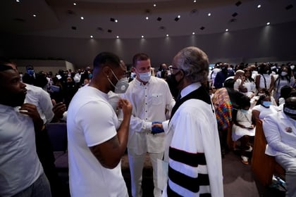 El actor Channing Tatum estrecha su mano con el reverendo Al Sharpton (David J. Phillip/Pool via REUTERS)
