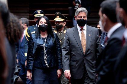El presidente interino de Perú, Francisco Sagasti, y Elizabeth Astete, su Canciller hasta que se descubriera que la funcionaria se había vacunado irregularmente contra el coronavirus (Reuters)