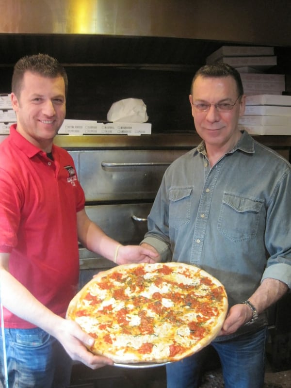 Tras el retiro obligado de la Policía de Nueva York, Greenwood fundó una de las mejores pizzerías de la ciudad: Bleecker Street Pizza