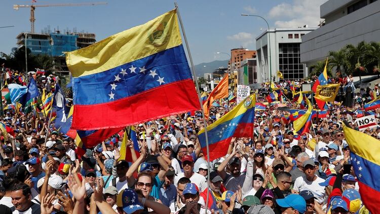 Los venezolanos exigen el fin de la dictadura chavista (REUTERS/Carlos Garcia Rawlins)