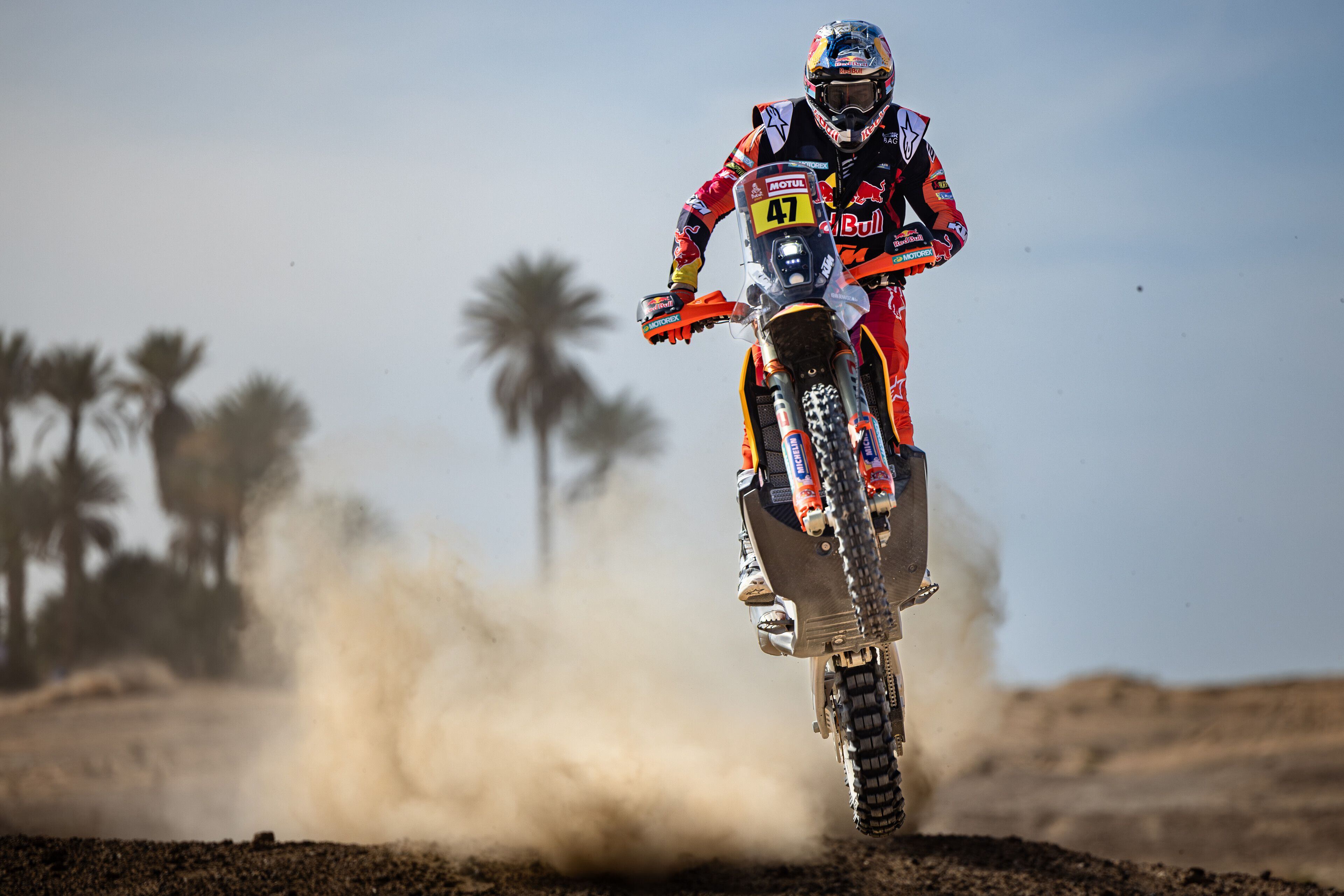 En acción sobre su KTM. Con la marca austriaca ganó el Rally Dakar en 2023 (Kin Marcin / Red Bull Content Pool)