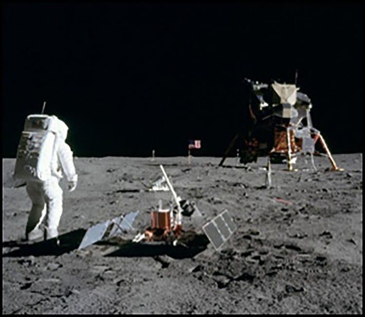 El astronauta Buzz Aldrin en la superficie de la Luna con el módulo lunar (LM) Eagle durante la actividad extravehicular del Apolo 11 (EVA).