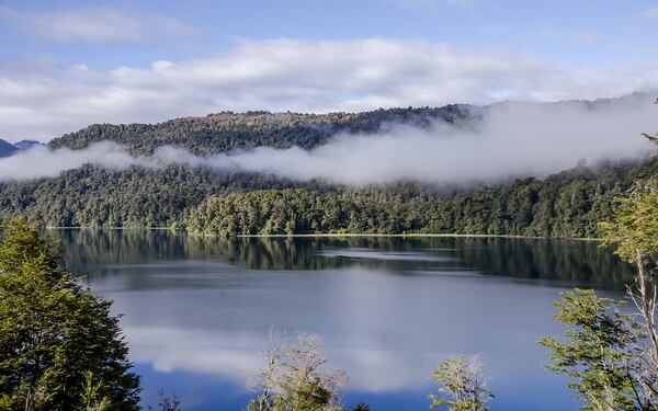 Compartido por las provincias patagónicas de Neuquén y Río Negro, es el parque nacional más antiguo del país. Bosques húmedos y fríos, nieves eternas en sus cerros más icónicos y una gran variedad de lagos arroyos y ríos conforman un paisaje excepcional admirado en todo el mundo