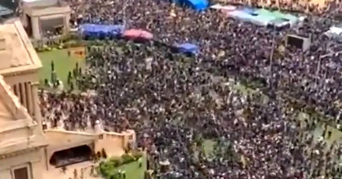 Miles de manifestantes asaltaron la residencia del presidente de Sri Lanka