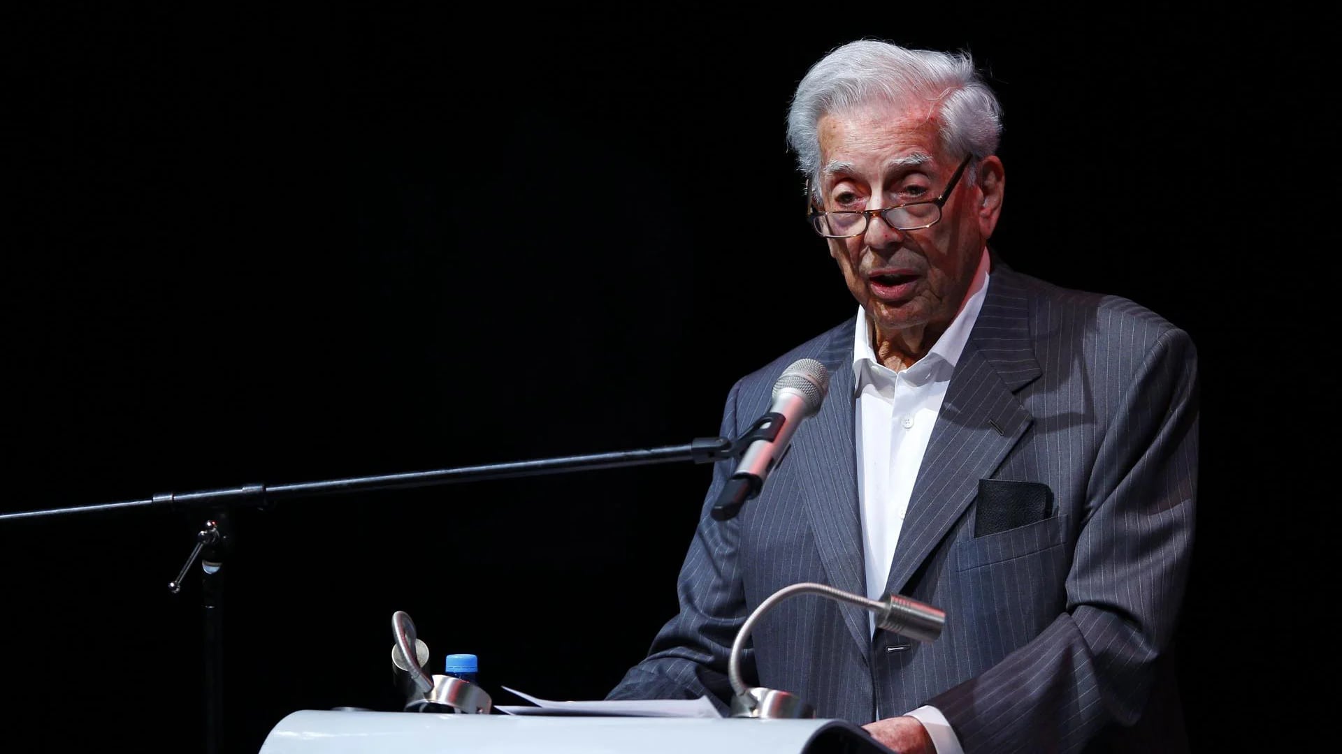 El escritor peruano Mario Vargas Llosa, Nobel de Literatura 2010, habla hoy durante la inauguración de la V Bienal que lleva su nombre, en la ciudad de Guadalajara, Jalisco (México). EFE/Francisco Guasco
