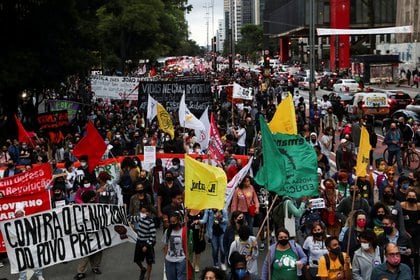 Demonstrators march in Sao Paulo during the National Black Consciousness Day and in protest against the death of Joao Alberto Silveira Freitas, a Black man beaten to death at a market in Porto Alegre, Brazil November 20, 2020. REUTERS/Amanda Perobelli