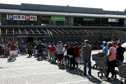 Personas buscan abastecerse en un supermercado de Sudáfrica, tras el anuncio de una cuarentena de 21 días como medida de prevención frente a los rebrotes por COVID-19 / REUTERS/Siphiwe Sibeko/File Photo