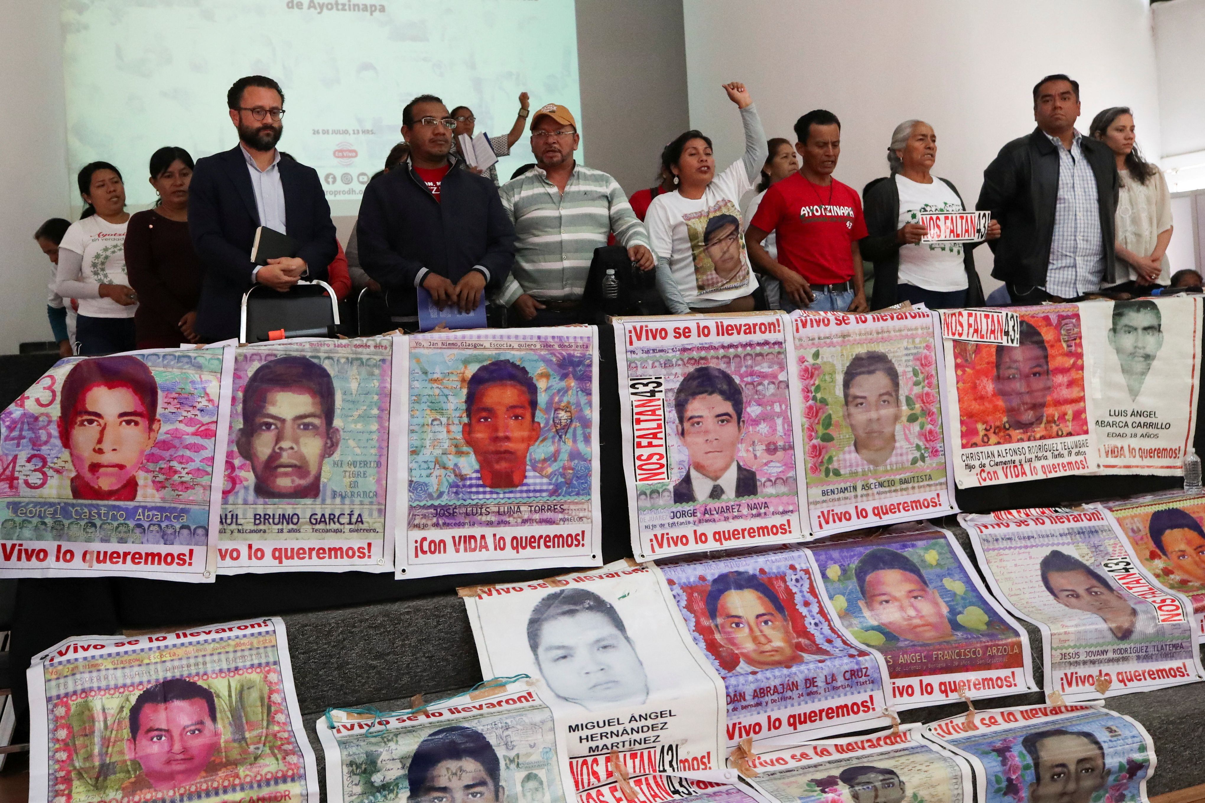 Familiares de los 43 estudiantes de la escuela normal de Ayotzinapa asisten a una conferencia de prensa tras el informe del Grupo Interdisciplinario de Expertos Independientes (GIEI) para el Caso Ayotzinapa. Foto: REUTERS/ Henry Romero