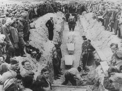 El entierro de los muertos por el pogromo de Kielce, una matanza de judíos ocurrida un año después del fin de la guerra (United States Holocaust Memorial Museum)