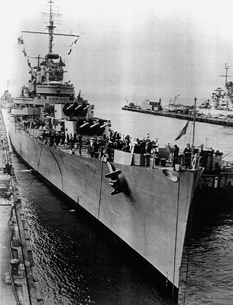 Adquirido a la marina estadounidense, el Belgrano sobrevivió al bombardeo de Pearl Harbor en 1944 cuando se llamaba Phoenix, luego fue comprado por la Argentina durante el gobierno de Perón, se lo bautizó primero como 17 de octubre y más tarde como Crucero General Belgrano.