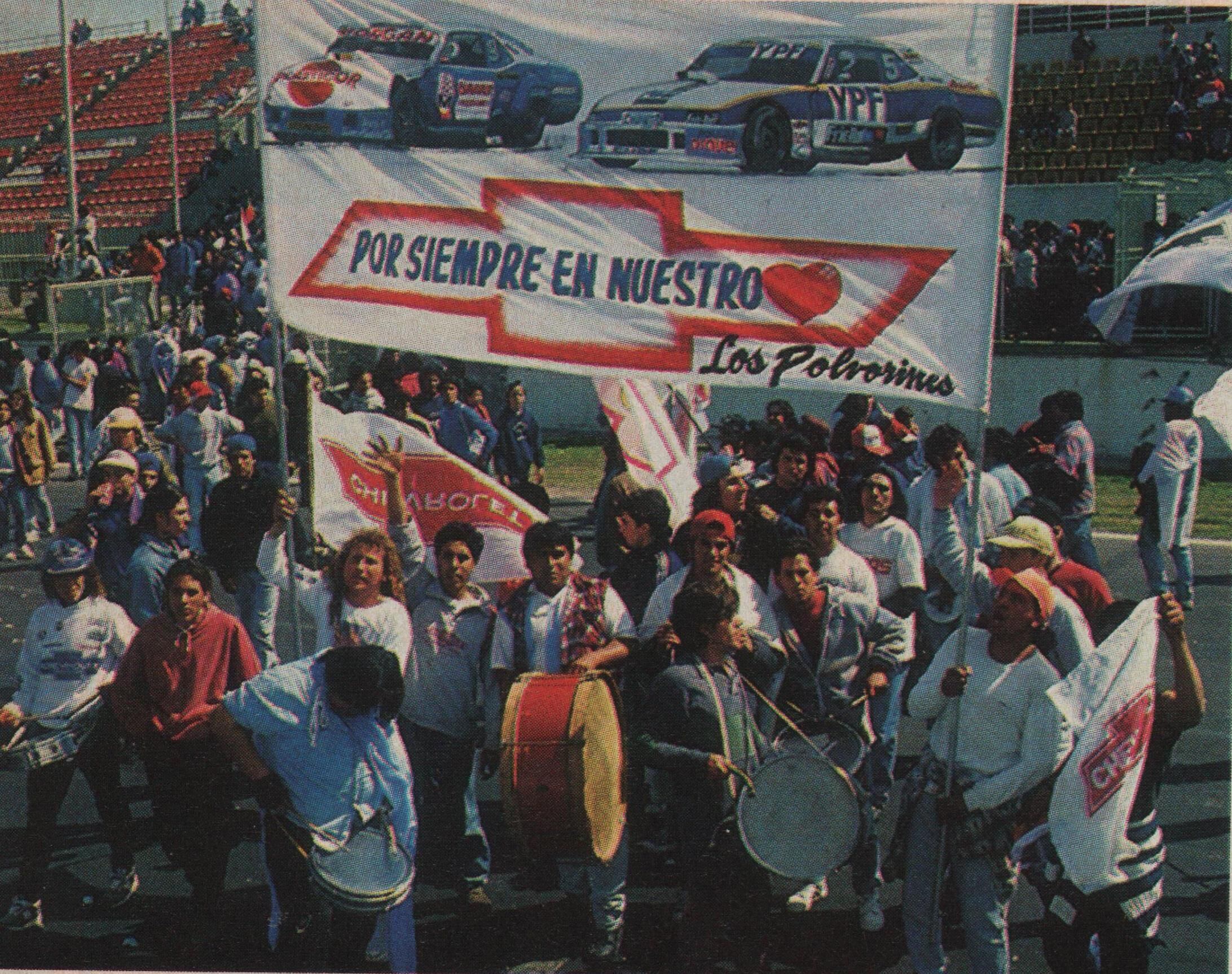 La hinchada de Chevrolet homenajeando a Mouras y Morresi, dos de sus máximos ídolos históricos (archivo CORSA)
