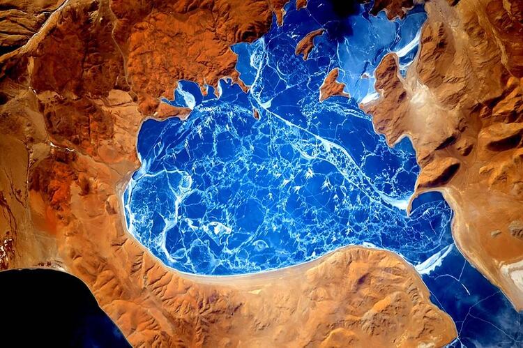 Un lago congelado en el Himalaya (Scott Kelly/NASA via The New York Times)