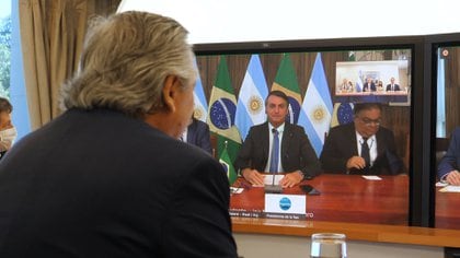Alberto Fernández y Jair Bolsonaro en un encuentro virtual que unió Brasilia con Olivos