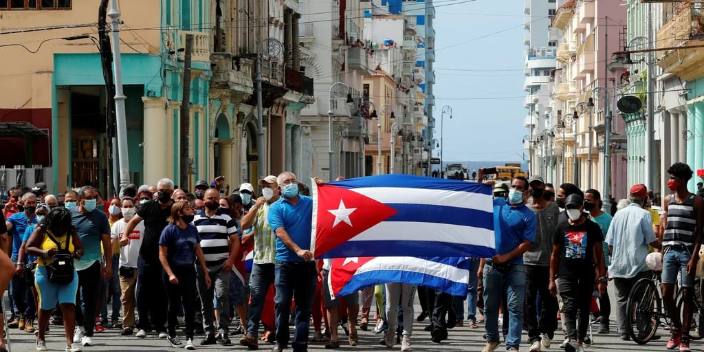 Sentenciaron con hasta 15 años de cárcel a 13 cubanos que protestaron contra el régimen en 2022