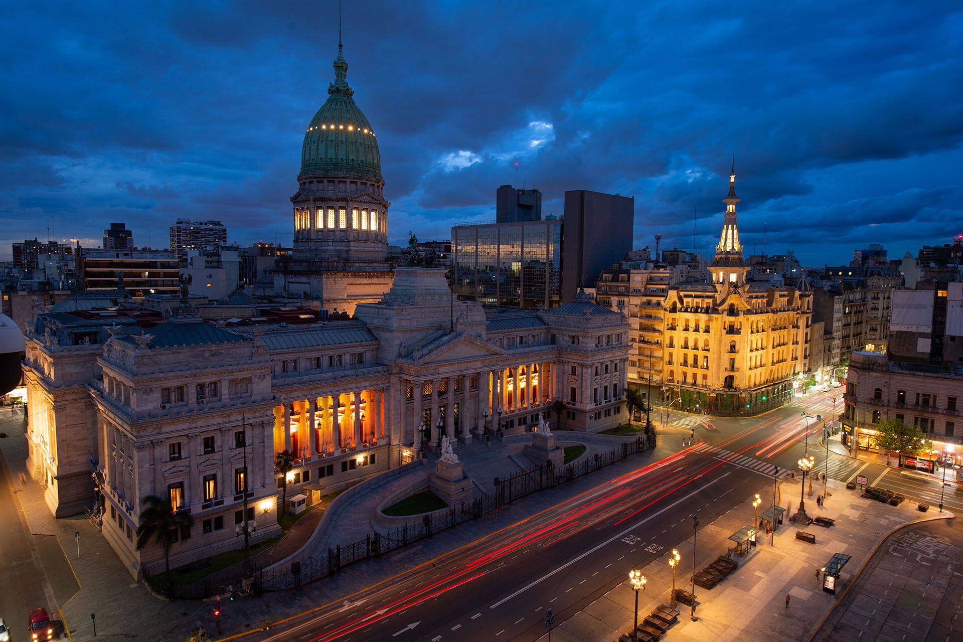 Los balcones del Congreso de la Nacion se iluminaron de color amarillo por el Domingo de Pascuas, en Buenos Aires; Argentina, el 31 de Marzo de 2024.