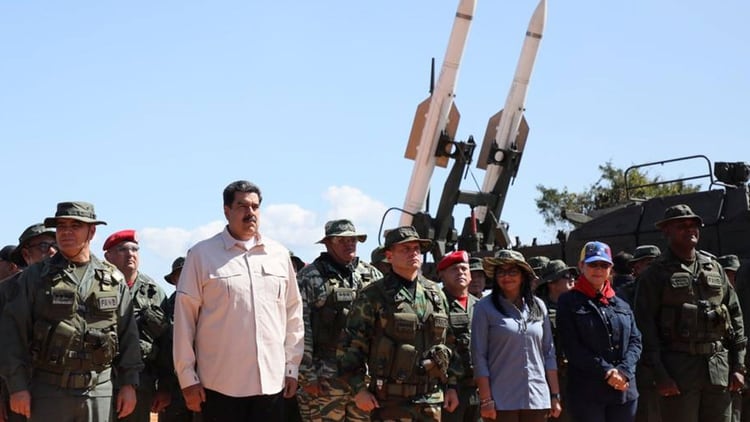 Maduro se ha dedicado en las Ãºltimas semanas casi exclusivamente a retratarse junto a miembros de las Fuerzas Armadas de Venezuela (Reuters)