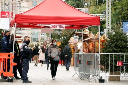 El mercado navideño de Santa Llucia en Barcelona, España. REUTERS/ Albert Gea