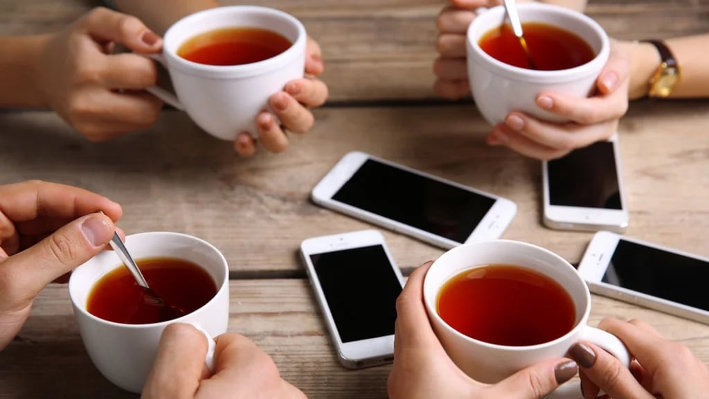 El celular se ha convertido en el protagonista de cualquier encuentro social (Shutterstock)