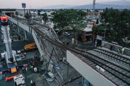 CIUDAD DE MÉXICO, 04MAYO2021.- Peritos de la Fiscalía General de Justicia de la Ciudad de realizaron la revisión a la zona del derrumbe del tren del Metro de la Línea 12 en la estación Olivos, previo al inicio del proceso de remoción de escombros.
FOTO: MARIO JASSO/CUARTOSCURO.COM