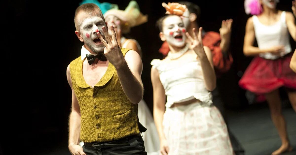 La compagnia italiana presenta questo fine settimana la Traviata e il Circo di Fellini con ingresso gratuito