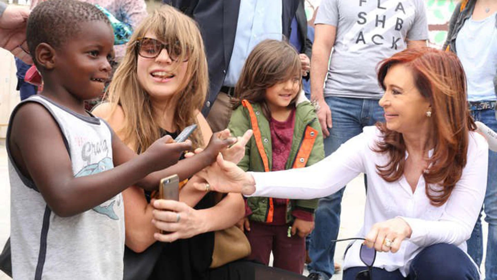 Delfina Rossi junto a la ex presidente Cristina Kirchner en su reciente gira europea
