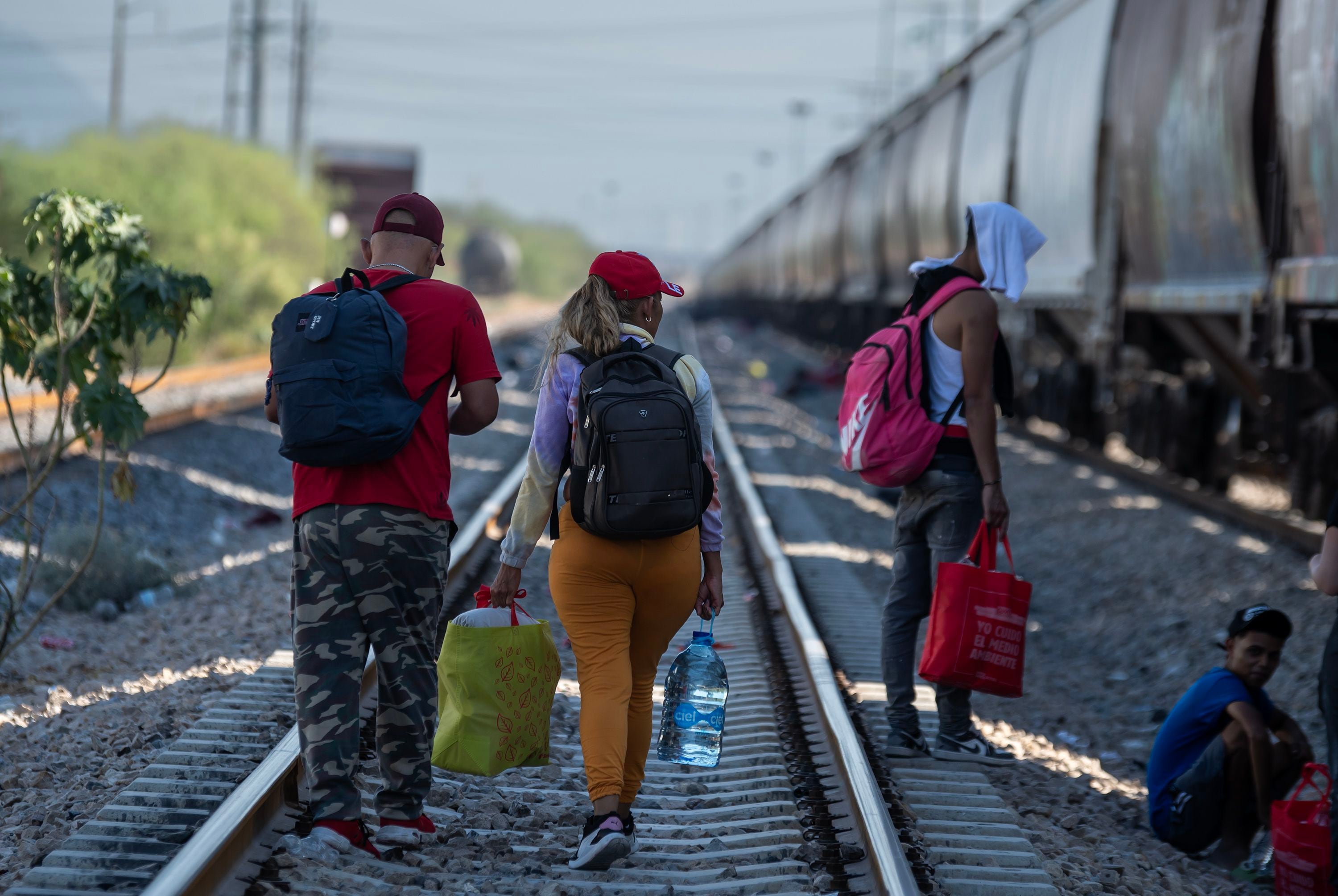 Migrantes caminan por las vías del tren en su intención de llegar a la frontera con Estados Unidos.
EFE/Miguel Sierra
