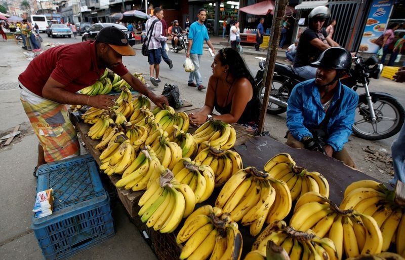 Venta de bananas en un mercado en Caracas (REUTERS/Mariana Bazo/Archivo)