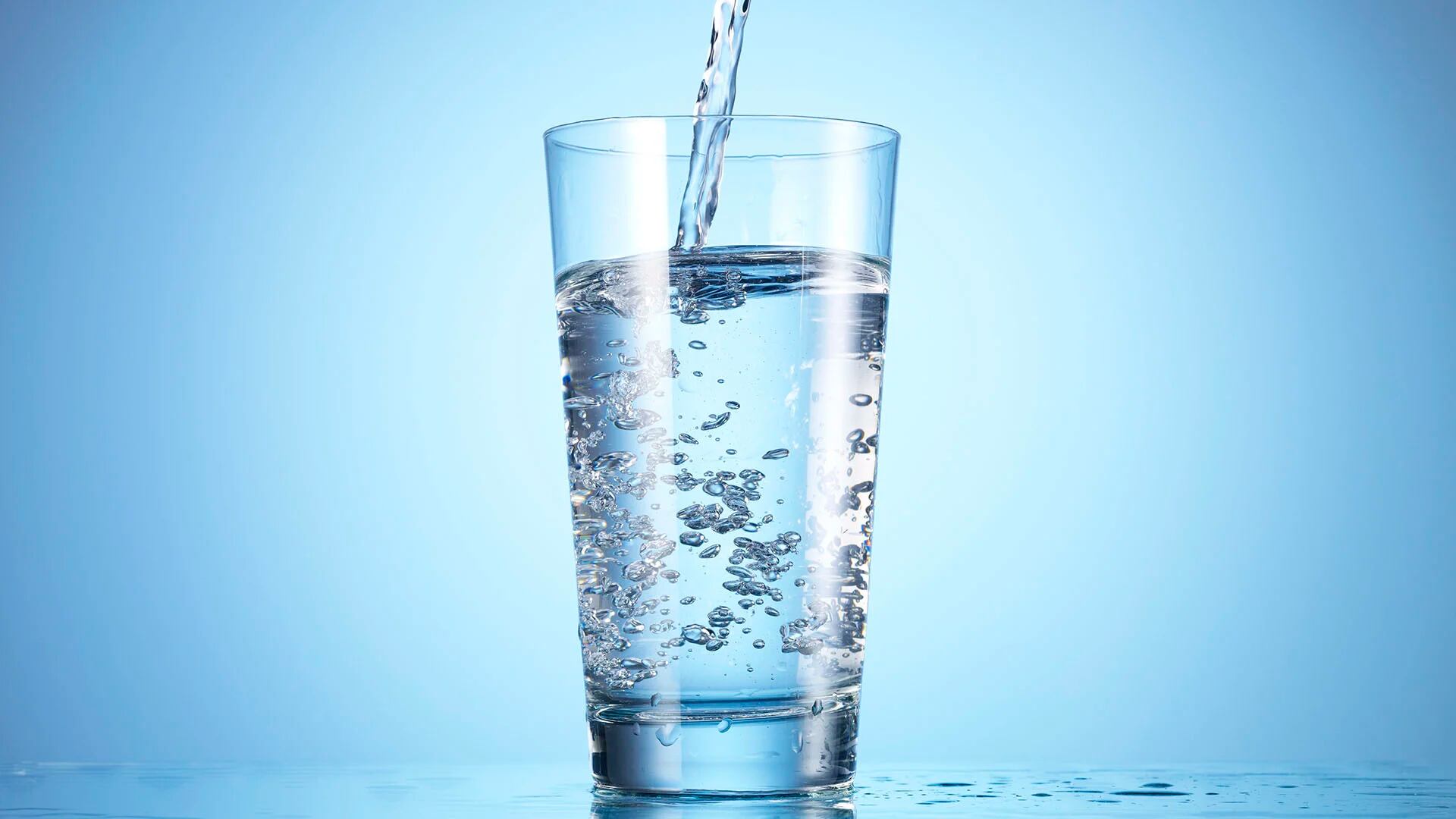 Cuando  se bebe mucha agua antes de comer, se gana una sensación de saciedad y así se reduce el consumo de alimentos(Getty)