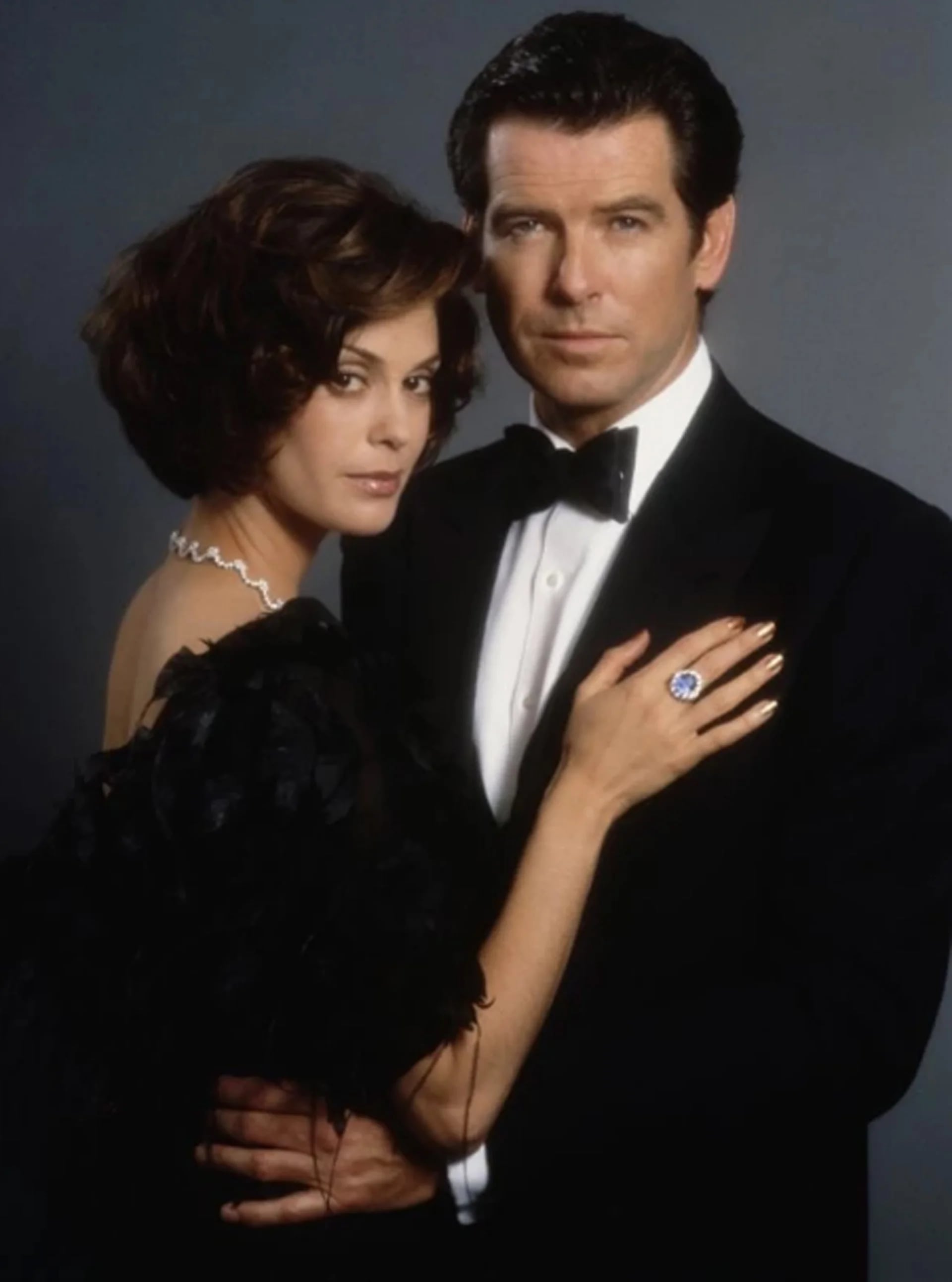 Pierce Brosnan y Teri Hatcher – El mañana nunca muere (1997)