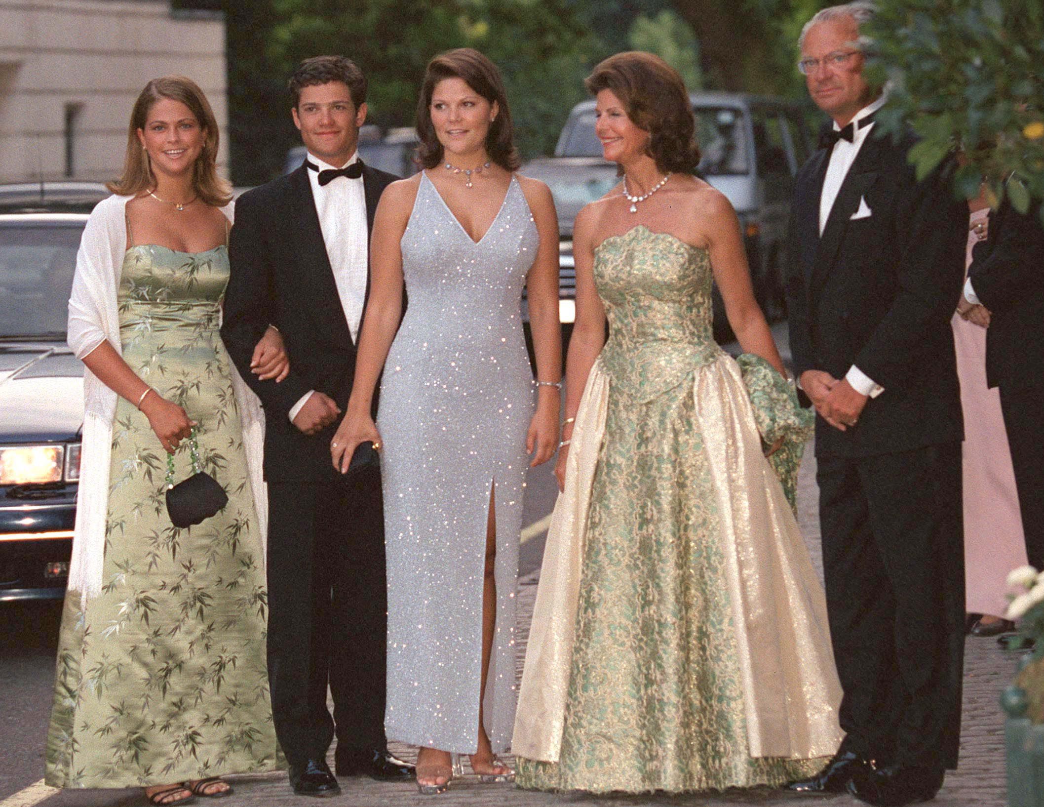 El rey Carl Gustaf, la reina Silvia, la princesa Victoria, el príncipe Carl Philip y la princesa Madeleine en Bridgewater House (Foto de la biblioteca fotográfica de Tim Graham a través de Getty Images)

