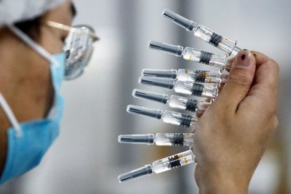 Un trabajador realiza el control de calidad en la planta de envasado del fabricante chino de vacunas Sinovac Biotech (REUTERS / Thomas Peter)