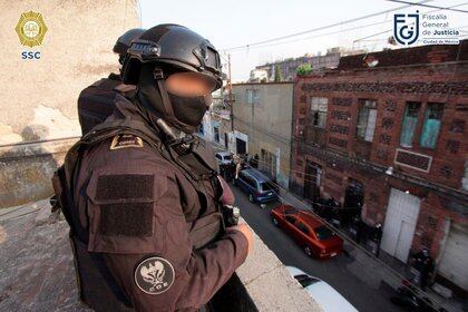 Agentes de seguridad vigilan un inmueble en las inmediaciones del Barrio de Tepito (Foto: Fiscalía General de Justicia de la CDMX)