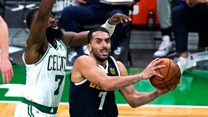 Campazzo hizo su estreno como titular en la NBA (AP Photo/Charles Krupa)