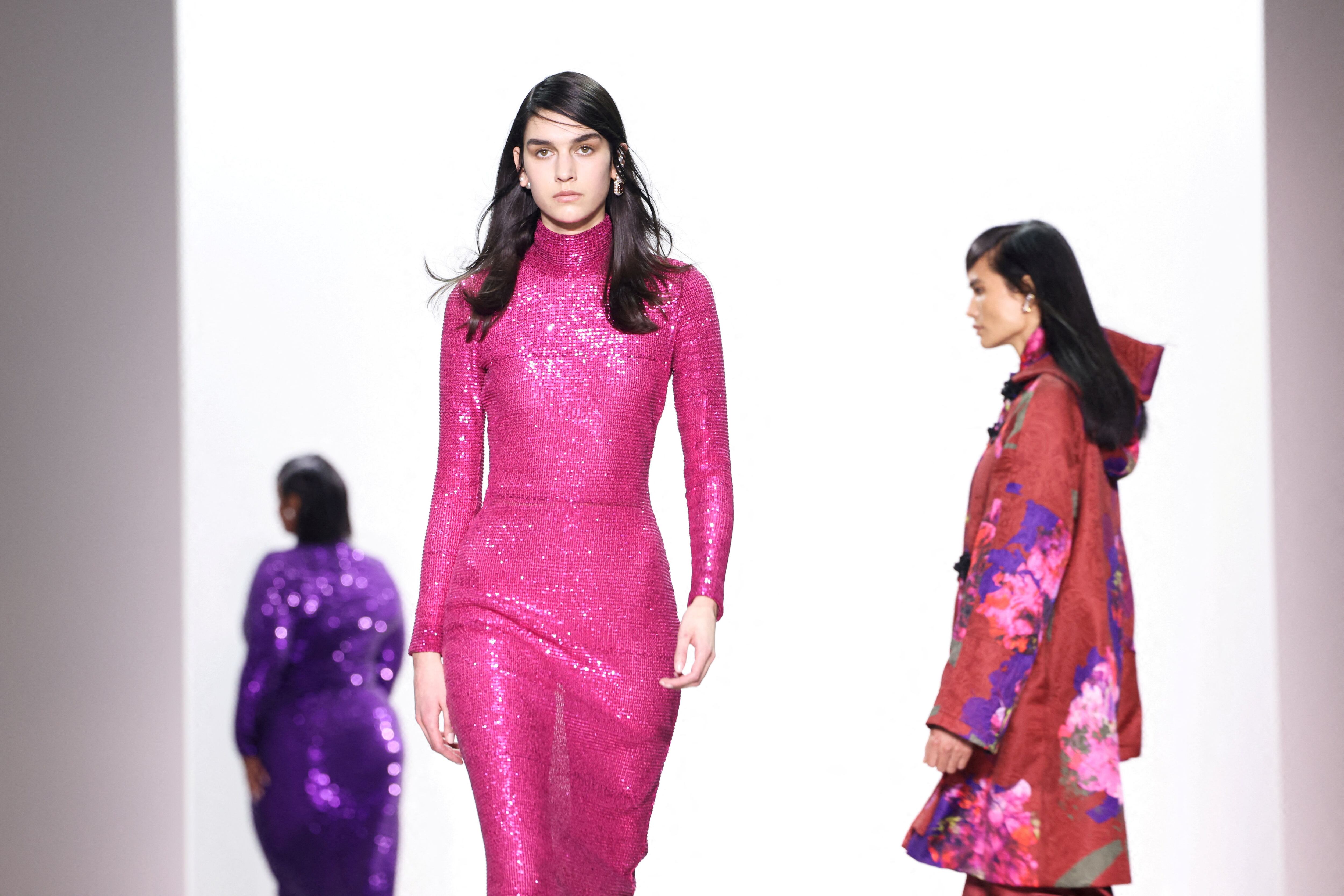 Los modelos presentan creaciones de la última colección de Prabal Gurung durante la semana de la moda en la ciudad de Nueva York, Nueva York, EE. UU., 16 de febrero de 2022. REUTERS/Caitlin Ochs IMÁGENES TPX DEL DÍA