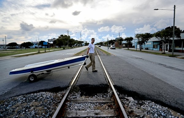 Un hombre busca un refugio para su bote en Morehead City,Â Carolina del Norte (AP/David Goldman)