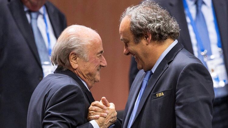 Michel Platini quiso ser el sucesor de Joseph Blatter en la FIFA pero el escándalo de corrupción del fútbol mundial dejó a ambos vetados de los despachos (EFE)
