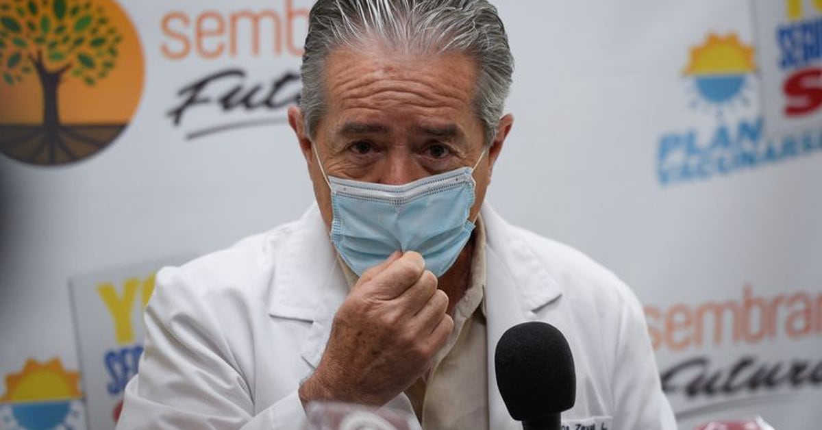 One day after the resignation of the Vacunagate, the former Minister of Health of Ecuador abandons the country