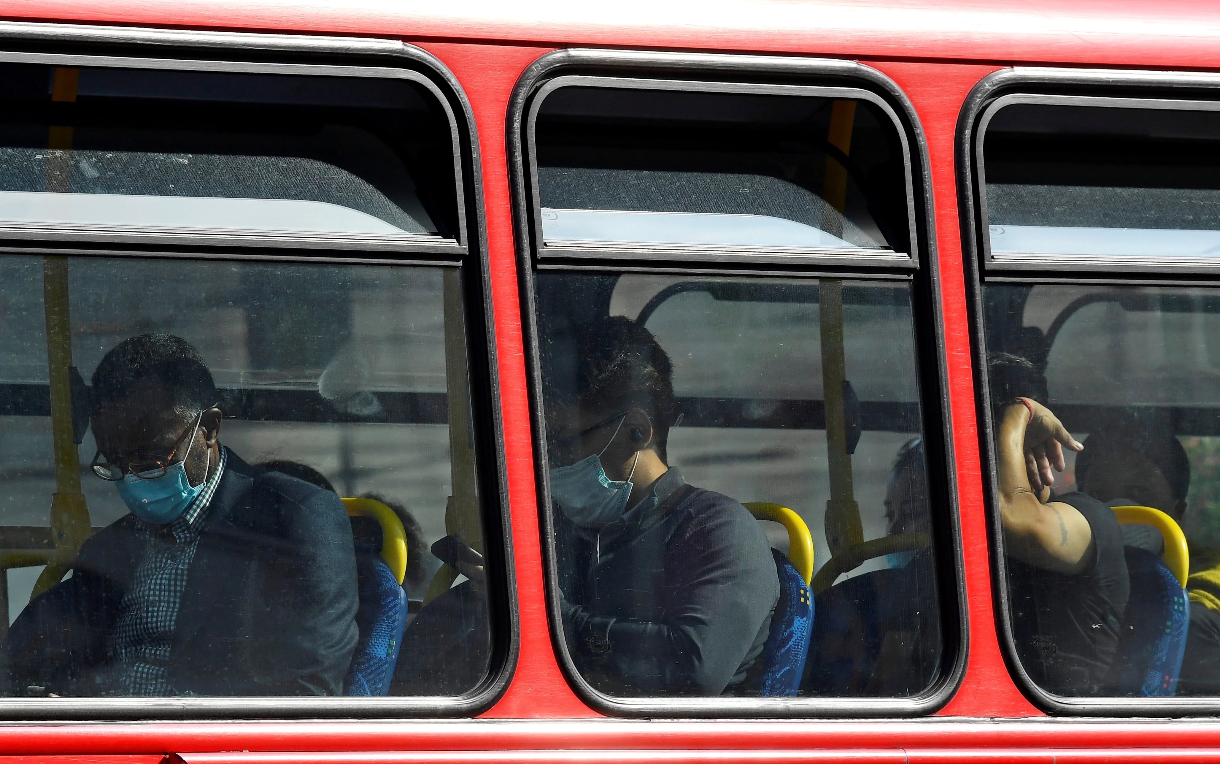 Pasajeros viajan en un colectivo con máscaras faciales en Londres, el 11 de septiembre de 2020. REUTERS/Toby Melville