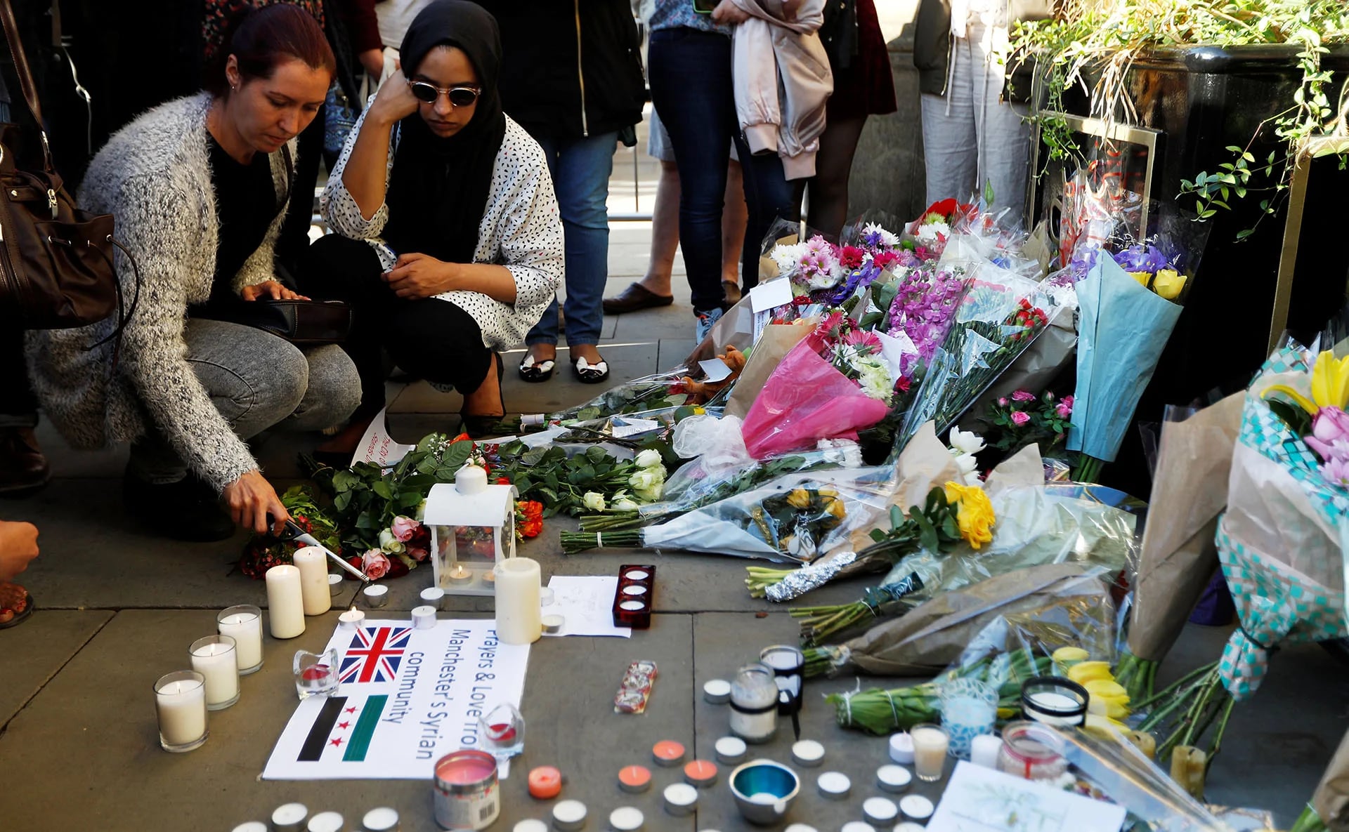 Un grupo de mujeres prende velas en memoria de las víctimas del atentado (REUTERS)