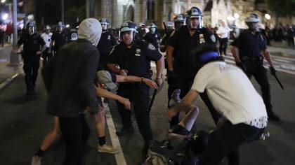 Agentes de la policía de Nueva York fueron registrados este domingo al repeler a manifestantes violentos, durante una protesta por la muerte del afroamericano George Floyd, en Nueva York (EE.UU.). EFE/Justin Lane
