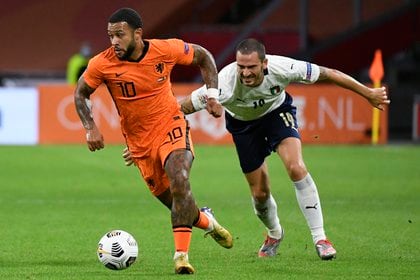 Fútbol Fútbol - Liga de las Naciones de la UEFA - Liga A - Grupo 1 - Holanda v Italia - Johan Cruijff Arena, Amsterdam, Holanda - 7 de septiembre de 2020 Memphis Depay de Holanda en acción con Leonardo Bonucci de Italia REUTERS / Piroschka Van De Wouw