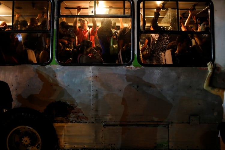 Pasajeros hacinados en un autobús durante el apagón (REUTERS/Manaure Quintero)
