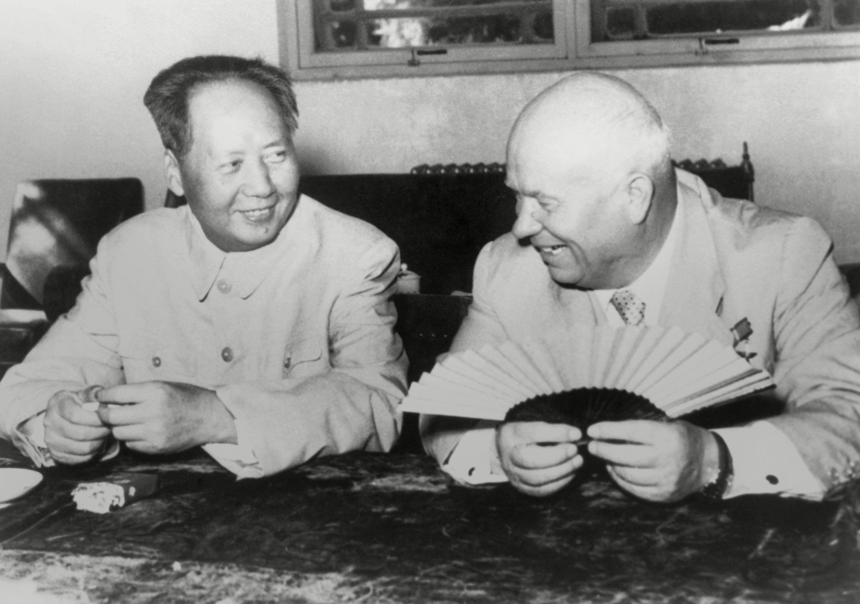 Mao recibe al líder soviético Nikita Khrushchev, durante una de sus visitas a Beijing. La alianza de China con la URSS fue vital durante los primeros años de la revolución.