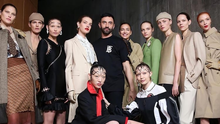 Ricardo Tisci y las modelos que participaron del desfile de Burberry en la semana de la moda de Londres (@riccardotisci17)