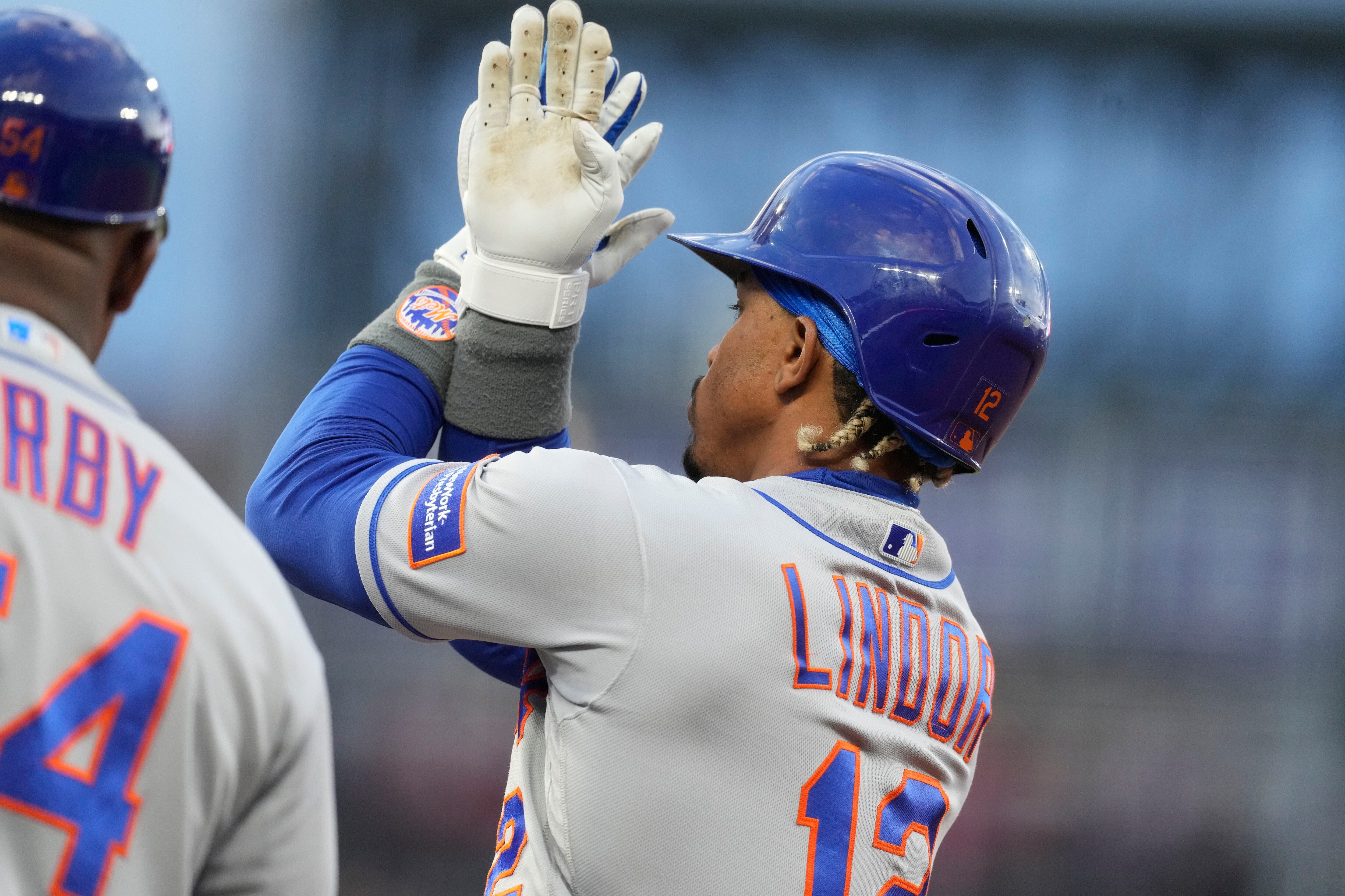 El puertorriqueño Francisco Lindor, de los Mets de Nueva York, festeja luego de llegar a la inicial con un sencillo productor ante los Rockies de Colorado, el viernes 26 de mayo de 2023 (AP Foto/David Zalubowski)