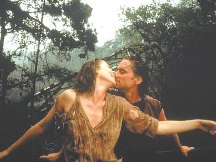 Kathleen Turner y Michael Douglas en Romancing the Stone