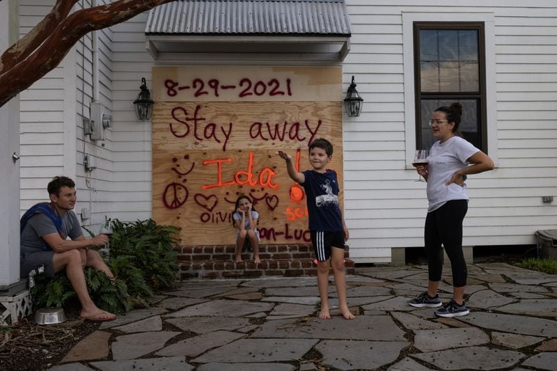 Una familia espera la llegada del huracán Ida en su casa en Morgan City, Luisiana, EEUU. 28 agosto 2021.  REUTERS/Adrees Latif