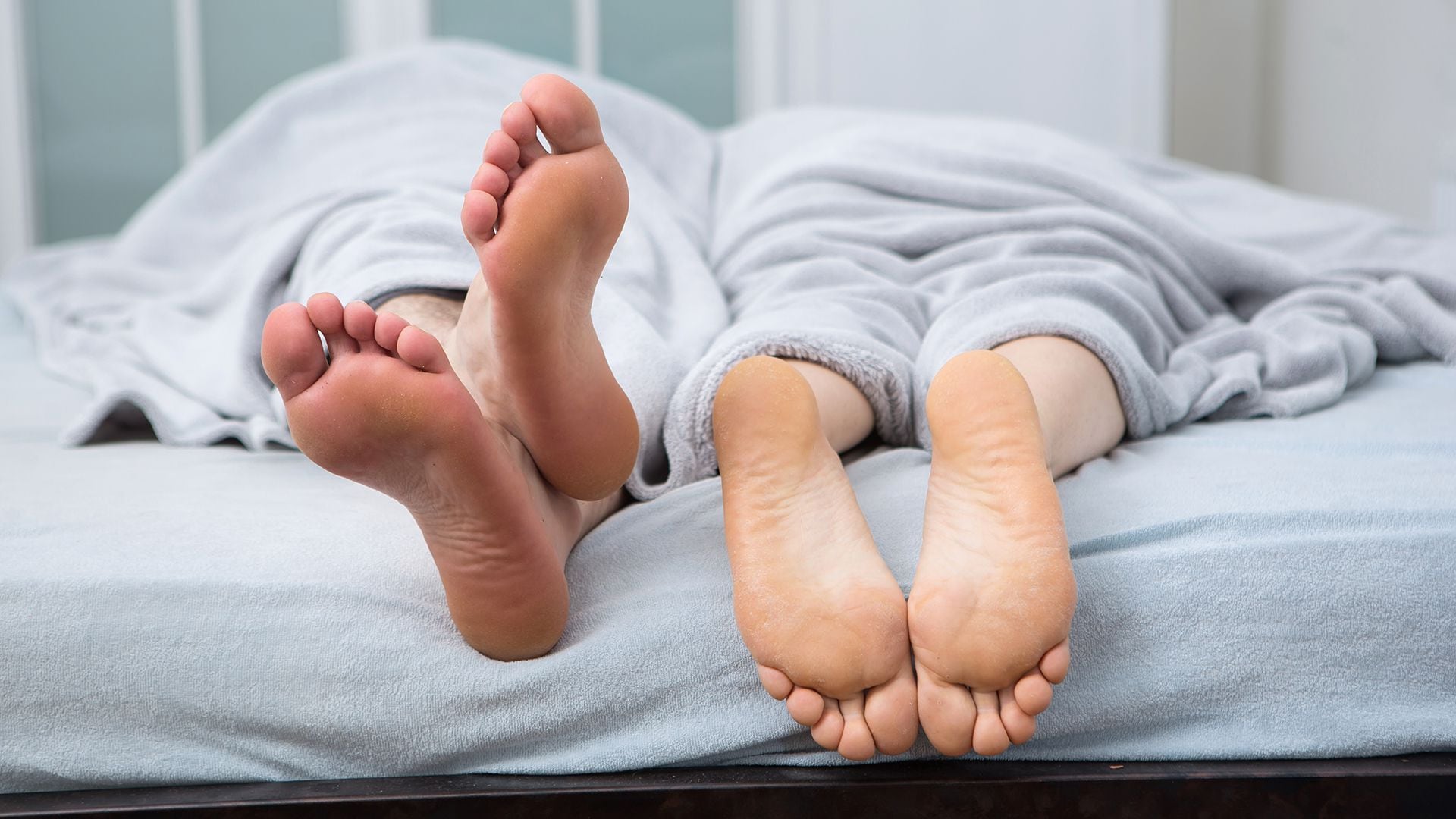 La lubricación vaginal disminuye con la edad, y si las personas no se encienden a través del placer propio, libros eróticos, videos o una pareja, puede comenzar a disminuir más rápidamente (Shutterstock)