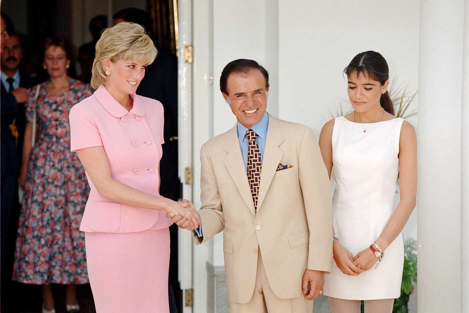 La princesa Diana visitó a Menem y a su hija Zulemita en la Quinta de Olivos en 1995. Fue una visita extraoficial ya que Diana se encontraba separada del príncipe Carlos. Ese fue uno de los primeros contactos del mandatario con miembros de la realeza británica tras el conflicto en el Atlántico Sur.  El actual canciller Jorge Faurie, entonces director nacional de Ceremonial fue el encargado de organizar la visita. (Tim Rooke/Shutterstock)