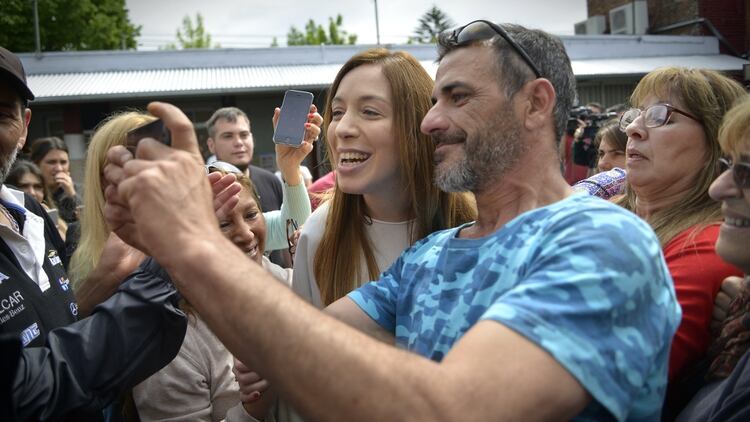 En las inmediaciones del colegio, se juntaron varios vecinos para sacarse fotos con la gobernadora que competirá por la reelección (Fotos Gustavo Luis Gavotti)